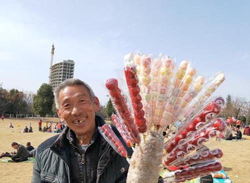 卖蜜饯的老人