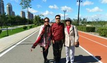 走在江边的路上