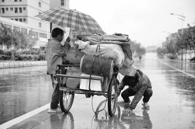 风雨中的母爱
