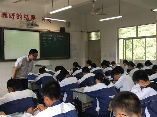 兄弟俩在路上长大