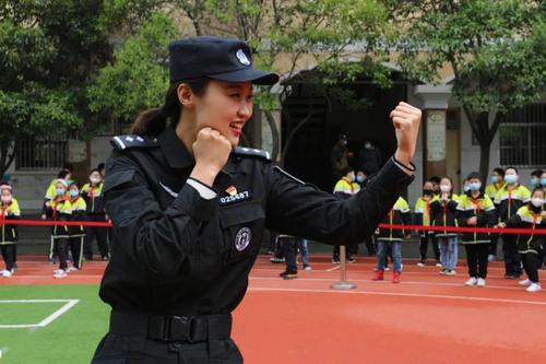 出色的特警表演