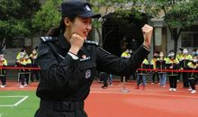 精彩的特警表演