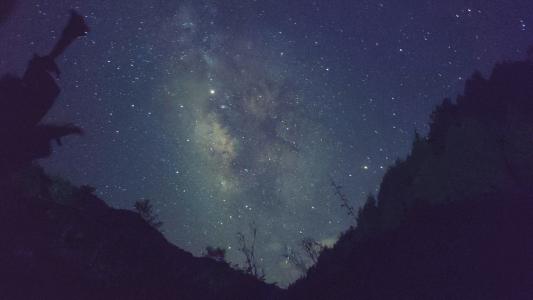 繁星之夜走在故乡
