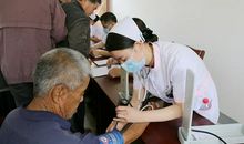 给孤寡老人送祝福