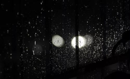 顽皮的雨滴