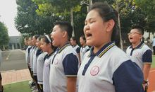 唱着军歌大步走，便引豪情上碧霄