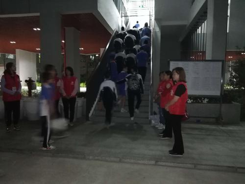 课间笑声
