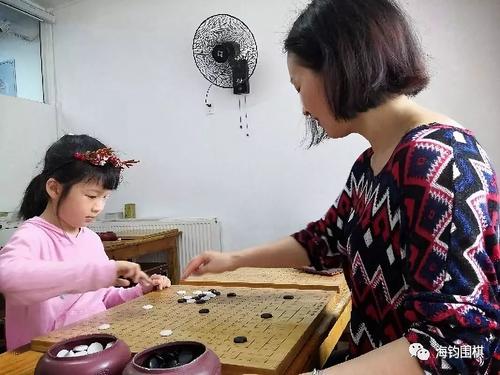 我和妈妈一起玩围棋