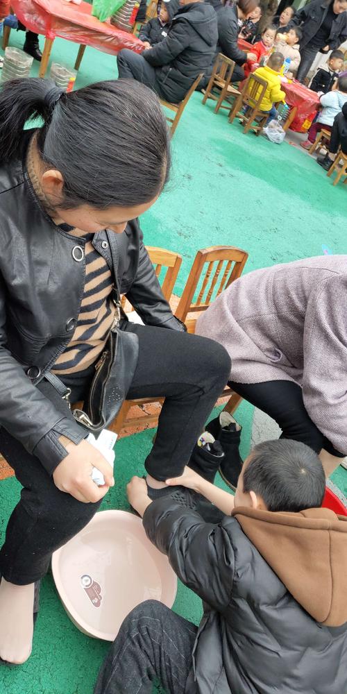 我愿意在3月8日妇女节中洗母亲。