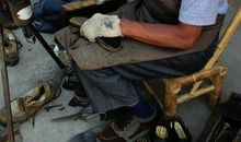 胡同口的修鞋匠