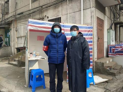 战斗机下的普通生活
