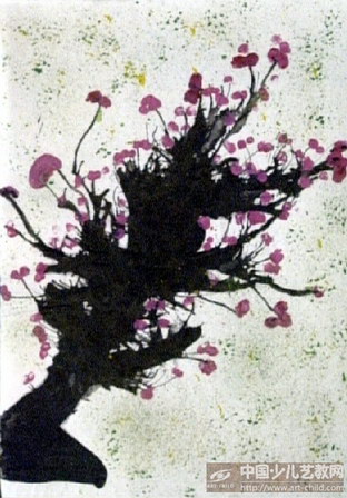 校园里的梅花是开放的。