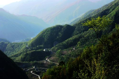 面对山脉在那里摆姿势