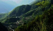 面对摆在那里的山