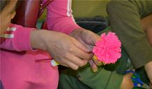 亲手做朵康乃馨，送给最爱的妈妈