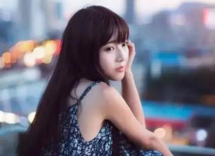 她走进了我的视线。
