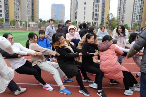 我小学位于滨江