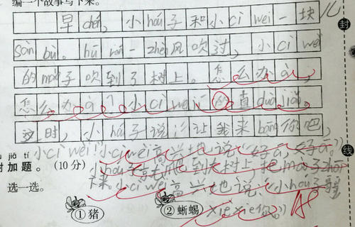 小猴子帮小刺猬捡起帽子，看图片写字