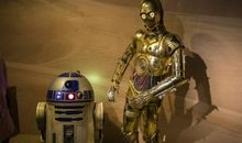 机械在左，人类在右