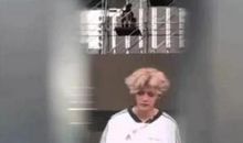 在门缝里看见你