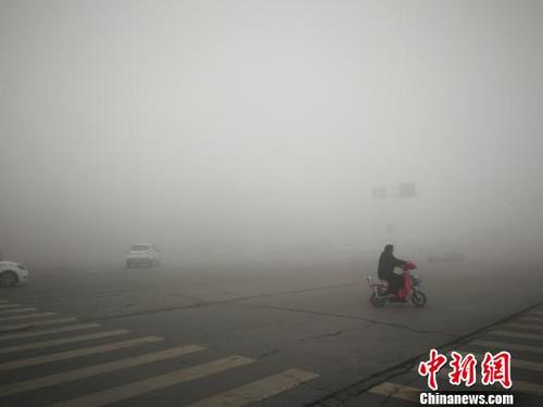在雾中的小红点