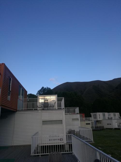 站在拐角处