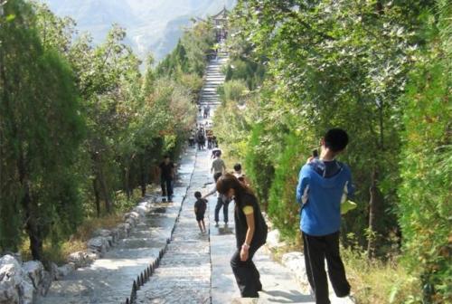 一个特殊的登山旅游