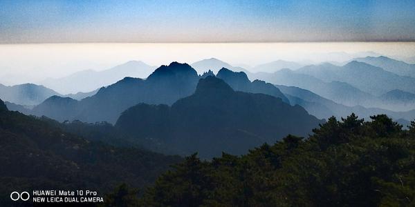 勇敢地攀登黄山