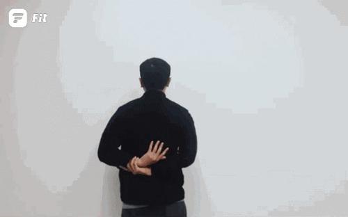 手背后