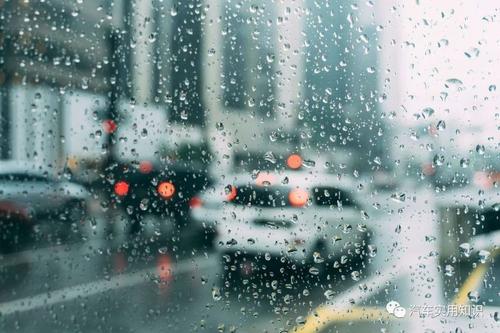雨滴落在窗玻璃上