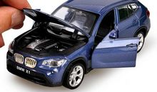 玩宝马模型车