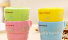 杯子后面的彩虹