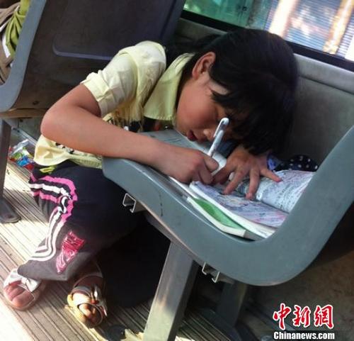 一辆公共汽车的小女孩