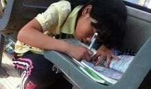 公家车上的小女孩