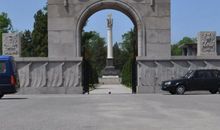 烈士墓下的沉思