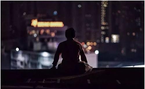 当我孤独时，我想回家。