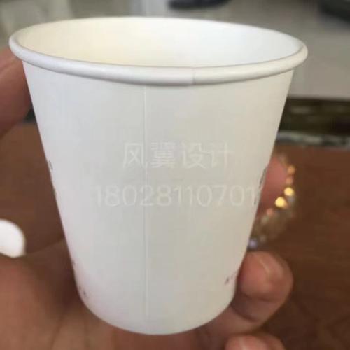 纸杯装水