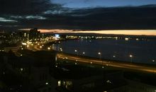 窗外，灯火阑珊