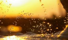 天空角落的一盏灯