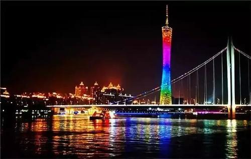 夜间游览广州塔