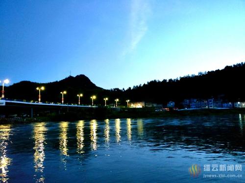 沿河公园的夏夜