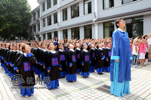 首次参加网络上涨国旗仪式