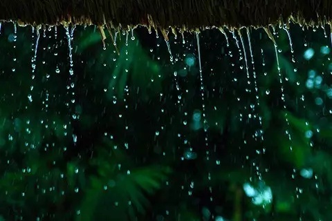 在屋顶下的雨天