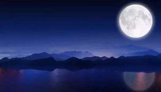 天空上升了一轮明梅