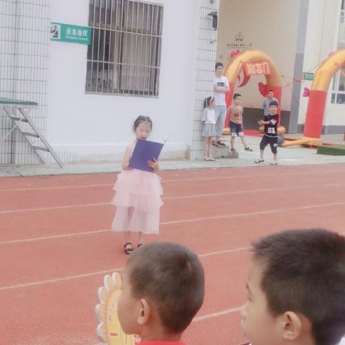 在汽车棚子里的小狗