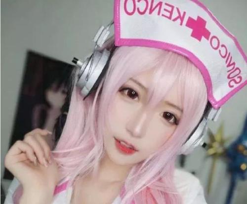 她落后于夜晚