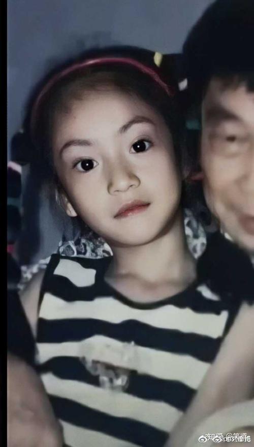 在同一张桌子上不是普通的