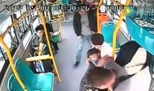 公交车上摇晃的身影