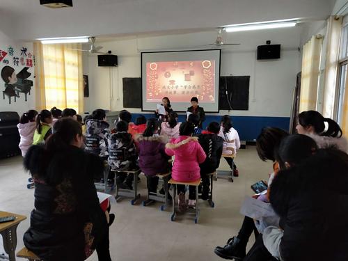 童年的孩子在吉瓦，春天
