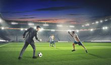 去体育馆踢足球